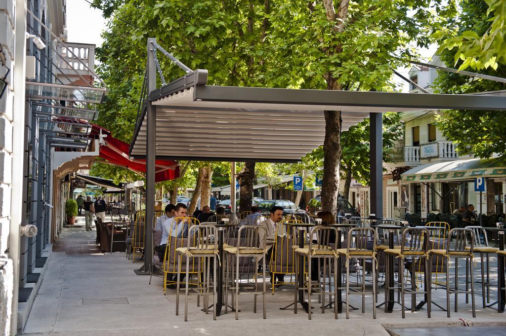 Hotel Hemera Podgorica Exterior foto A café in the city centre