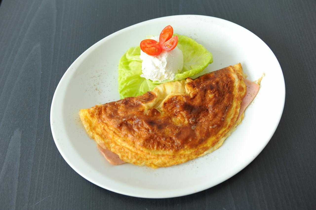 Hotel Hemera Podgorica Exterior foto An omelette with ham and cheese